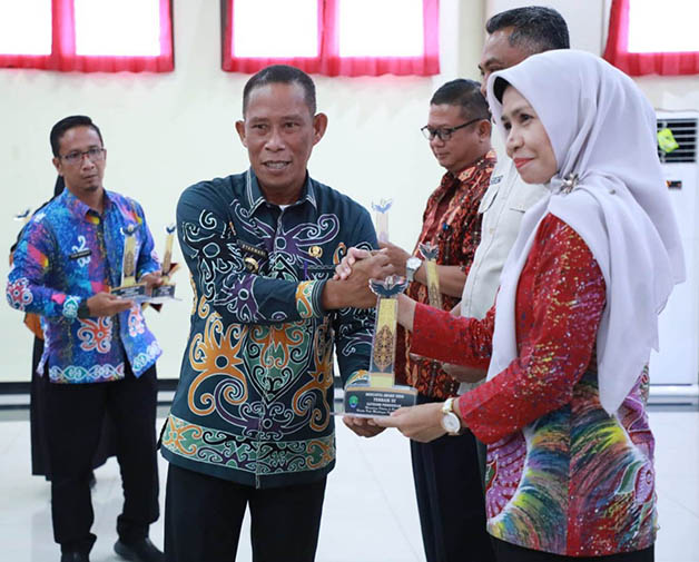 FORUM CSR: Bupati Bulungan Syarwani memberikan cinderamata kepada perusahaan yang beroperasi di Kabupaten Bulungan, Kamis (2/11).
