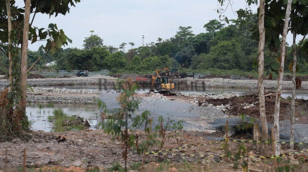 MASIH TAHAP PENGERJAAN: Proses pembangunan Kebun Raya Bundayati terus dikebut terlihat berbagai alat berat hingga pekerja konstruksi yang mengerjakan kawasan tersebut.