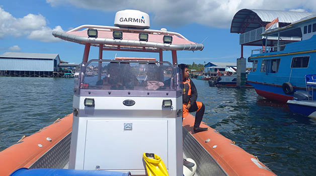 BELUM DITEMUKAN: Tim SAR lakukan penyisiran secara visual di sekitar LKP korban dilaporkan lompat dari speedboat.
