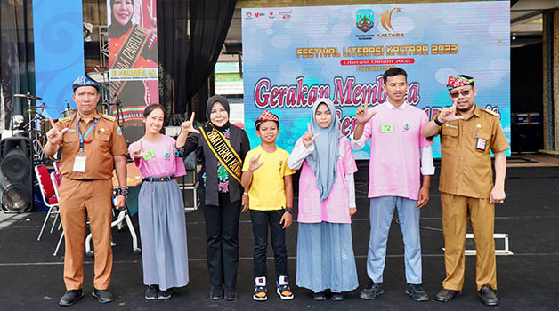 FESTIVAL LITERASI: Asisten Bidang Administrasi Umum Setprov Kaltara, Pollymaart Sijabat (paling kanan) membuka kegiatan Festival Literasi Kaltara di Lapangan Agathis, Selasa (7/11).