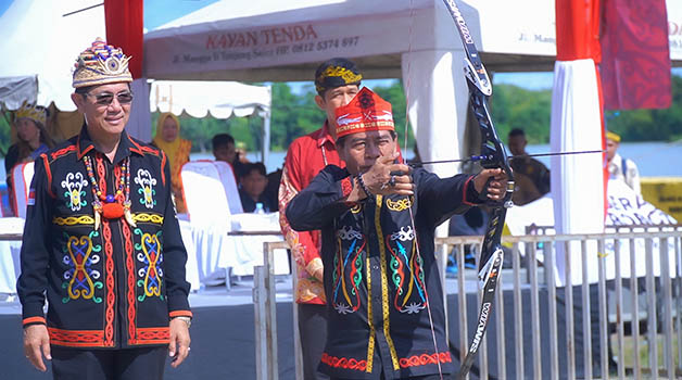 MEMANAH: Gubernur  Kaltara Drs H Zainal Arifin Paliwang, SH., M.Hum bersama Wakil Gubernur Kaltara Dr Yansen TP., M.Si mencoba olahraga panahan saat membuka Gernas BBI/BBWI, di Sabanar Lama Tanjung Selor.
