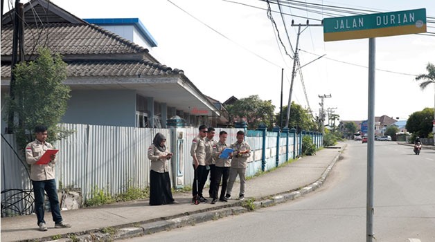 PEMETAAN: Kepala Bidang (Kabid) Lalu Lintas Darat, Dishub Kaltara Desi Witasari (hijab) memimpin tim yang akan melakukan penentuan titik di beberapa wilayah yang terindikasi rawan kecelakaan, Selasa (7/11).