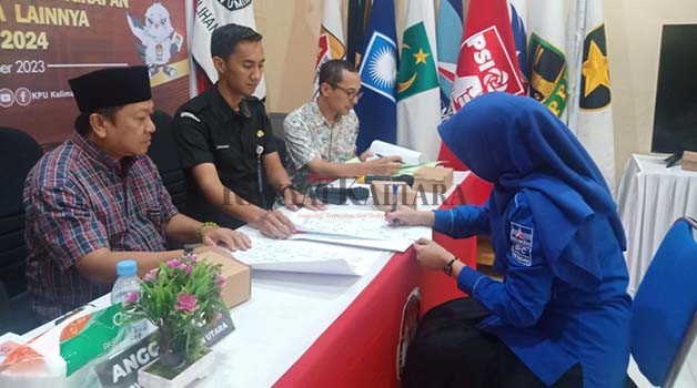TAHAP VALIDASI: Parpol saat lakukan validasi sebelum proses penetapan DCT pada Rabu (1/11) pekan lalu.
