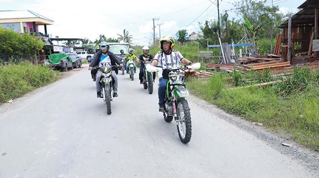 TRABAS : Selain hobi menaiki motor trail sering dilakukan Bupati Bulungan Syarwani untuk meninjau progres pembangunan infrastruktur hingga mengunjungi masyarakat desa.