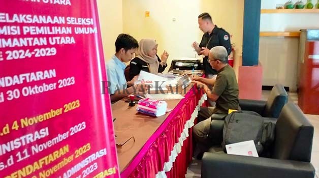 LOLOS ADMINISTRASI: Salah seorang peserta calon anggota KPU Kaltara saat menyerahkan dokumen persyaratan kepada timsel, beberapa waktu lalu.