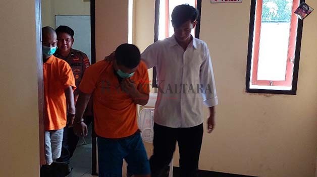 PENCABULAN: Finalis audisi dangdut nasional berinisial SL saat diamankan di Mako Polres Tarakan, (20/11).