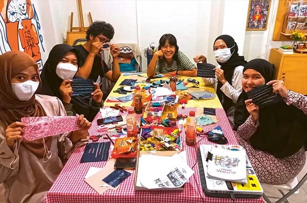 BUKA AKSES BELAJAR KRIYA: Ratu Fitri (kanan) bersama peserta workshop kreatif menjahit. Dia juga mengadakan pelatihan membuat pembalut kain secara cuma-cuma untuk warga Kampung 1001 Malam.
