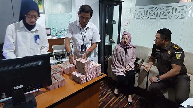 UANG DENDA: Kerabat Hendra setorkan uang denda Rp 1 miliar ke Kejari Tarakan dan langsung disetorkan ke kas negara, Rabu (22/11).