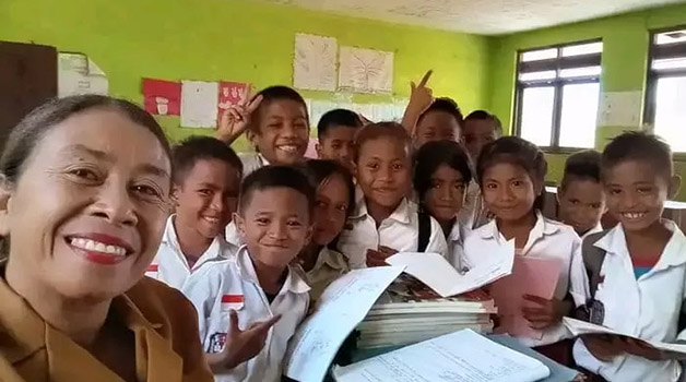 HARI GURU: Ana Paji Jiara bersama murid-muridnya harus berjuang di tengah keterbatasan.