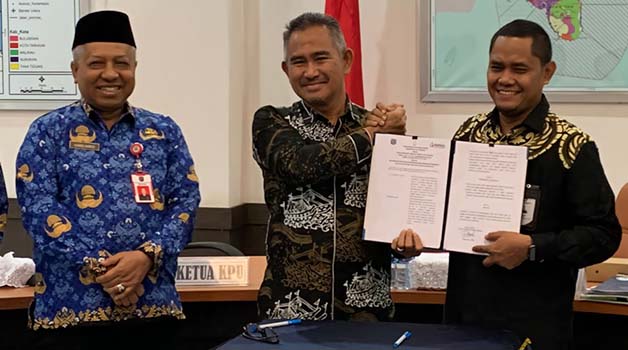 DITANDATANGANI: Wali Kota Tarakan Khairul dan Ketua KPU Tarakan Nasruddin usai menandatangani NPHD penyelenggaraan Pilkada.