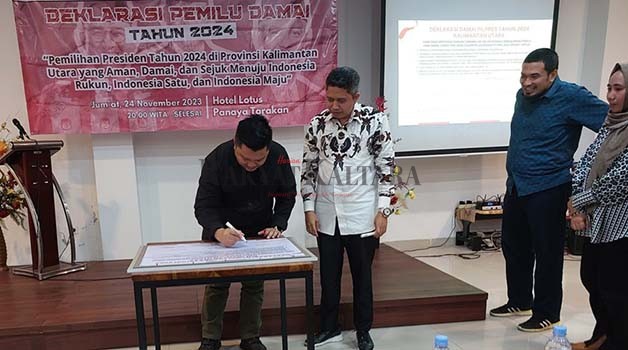 DEKLARASI PEMILU DAMAI: Pihak kepolisian dan TNI turut menandatangani deklarasi Pemilu Damai 2024, Minggu (26/11).