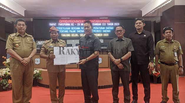 DISAHKAN: Pemprov Kaltara dan DPRD Kaltara sahkan Perda Pajak dan Retribusi Daerah melalui paripurna di Gedung DPRD Kaltara, Selasa (28/11).