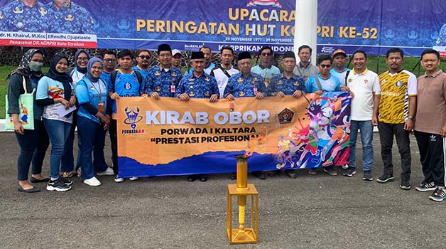 SONGSONG PORWADA: PB Porwada I Kaltara dan atlet kontingen asal Tarakan berpose bersama Wali Kota Tarakan Khairul, Rabu (29/11).