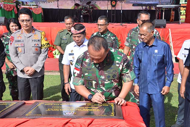 HUT KOREM: Danrem 092/Maharajalila Brigjen TNI Adek Chandra Kurniawan menandatangani prasasti peresmian satuan baru Ajenrem 092/Mrl, Denhubrem 092 Bulungan dan Denkesyah 06.04.03 Bulungan.