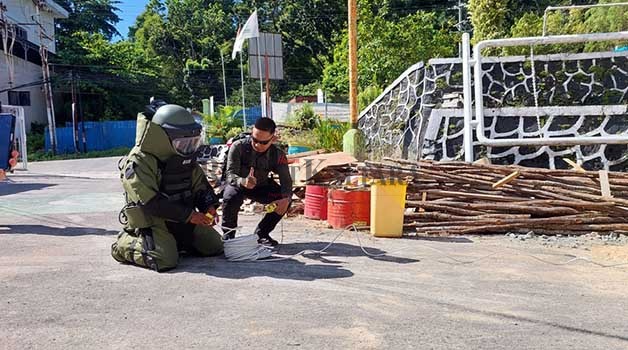 SIMULASI: Personel Satbrimob Polda Kaltara melakukan simulasi penanganan bom di kantor PLN NP UPDK Tarakan, Kamis (7/12).
