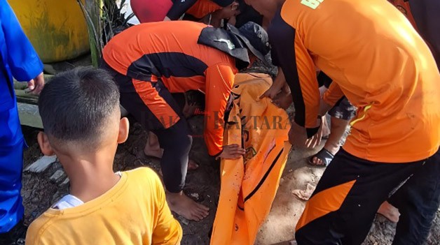 MENINGGAL DUNIA: Korban diduga tenggelam ditemukan meninggal dunia di parit yang berada di Gang Nipah, Kelurahan Karang Anyar Pantai, Tarakan Barat, Selasa (12/12).