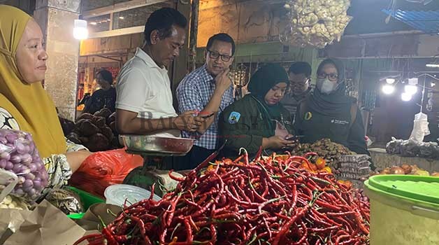 TINJAU HARGA PASAR: Tim TPID pusat hingga daerah melakukan sidak harga di pasar Gusher Tarakan, Sabtu (16/12).