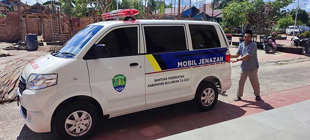 BANTUAN HIBAH: Mobil jenazah yang diserahkan Bupati Bulungan Syarwani di halaman Masjid Nurussalam, Jalan Semangka Tanjung Selor, kemarin (17/12).