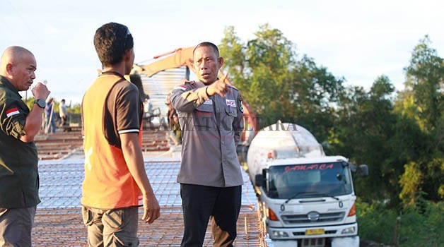 PENGUPAHAN: Bupati Bulungan Syarwani (kanan) berharap pelaku usaha bisa menerapkan UMK tahun depan.