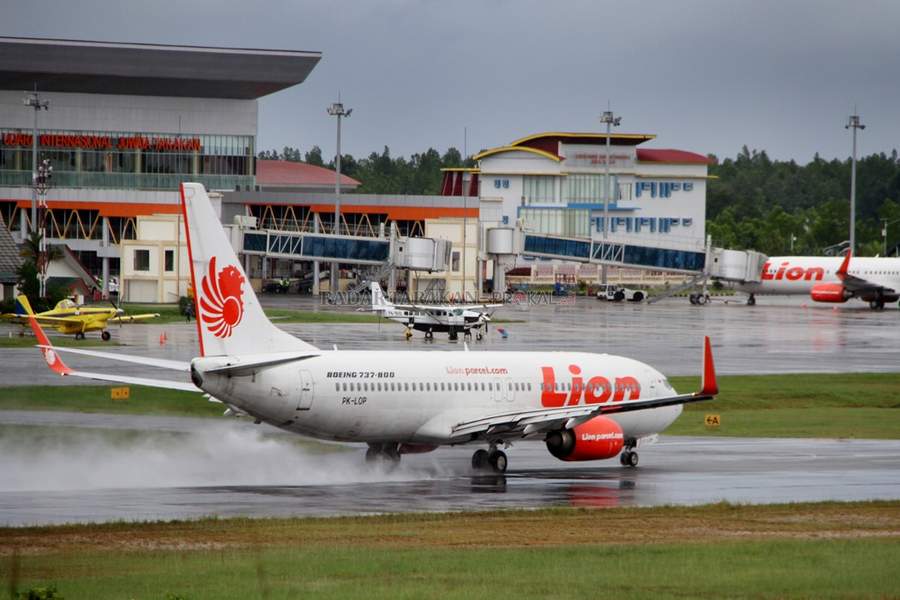 Pesawat Lion Air saat di bandara Juwata.