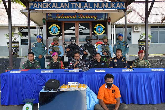 BARANG HARAM: Tersangka dengan barang bukti sabu sebanyak 3,3 kg diamankan tim gabungan di Pantai Sebatik Utara, Nunukan, Senin (25/12).