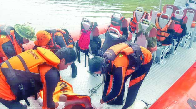 DIEVAKUASI: Setelah tiga hari melakukan pencarian, tim gabungan akhirnya menemukan Ikbal yang tenggelam di Sungai Desa Tanjung Buka, Kecamatan Tanjung Palas Tengah, Selasa (26/12).