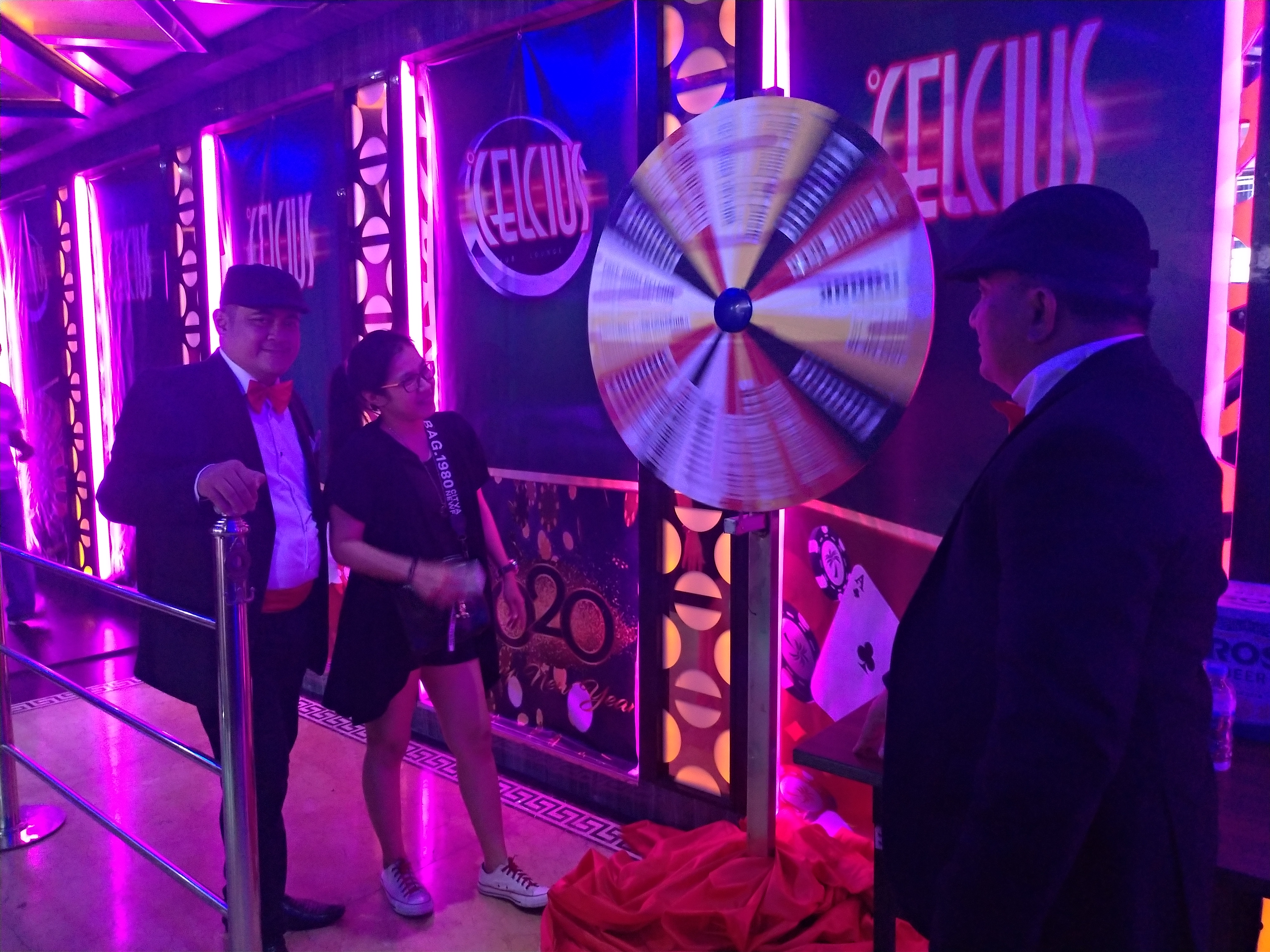 TAMPIL BEDA. Seorang pengunjung mencoba peruntungannya di papan roulette yang dipajang di pintu masuk Celcius, dalam party tahun baru bertajuk King of Gambler tersebut. IST