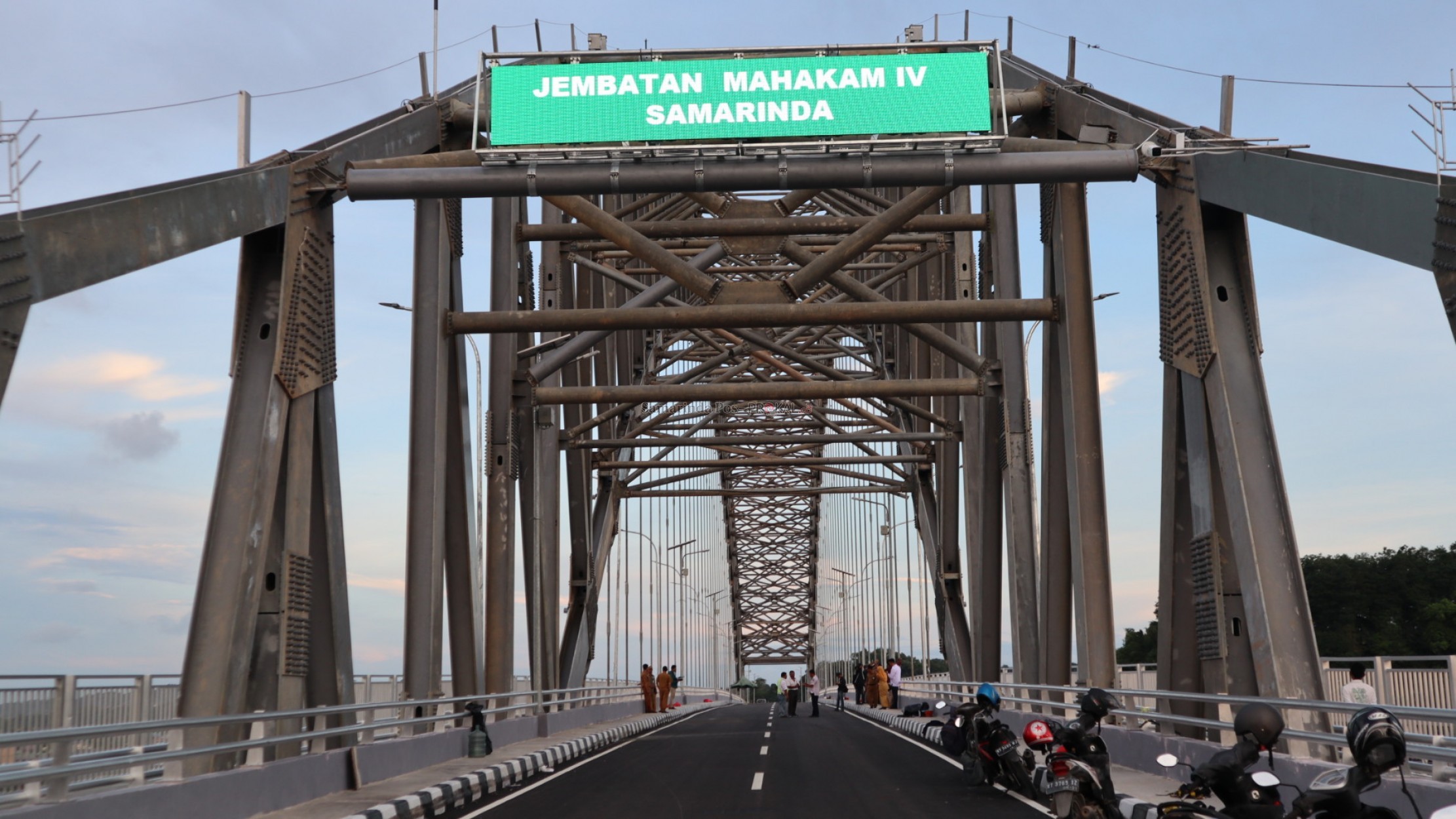 Jembatan Mahakam IV atau Jembatan Kembar akan mulai dibuka untuk kendaraan umum pada Kamis, 2 Januari 2020.