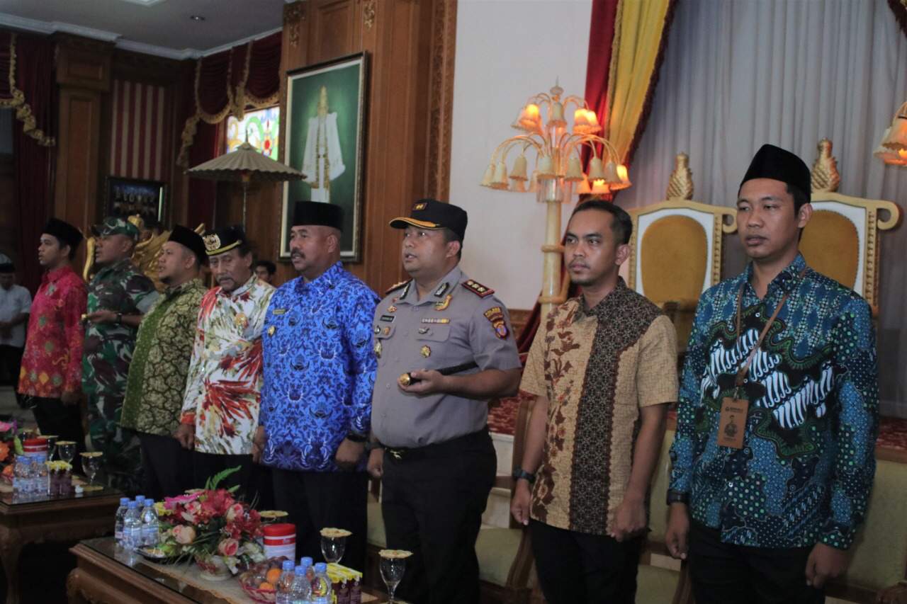 DOA BERSAMA. Kapolres AKBP Andrias Susanto Nugroho beserta pejabat Kukar lainnya, termasuk bupati serta Dandim dan Sultan Kutai, mengikuti doa bersama pada Jumat (3/1) pagi. (idin/sapos)