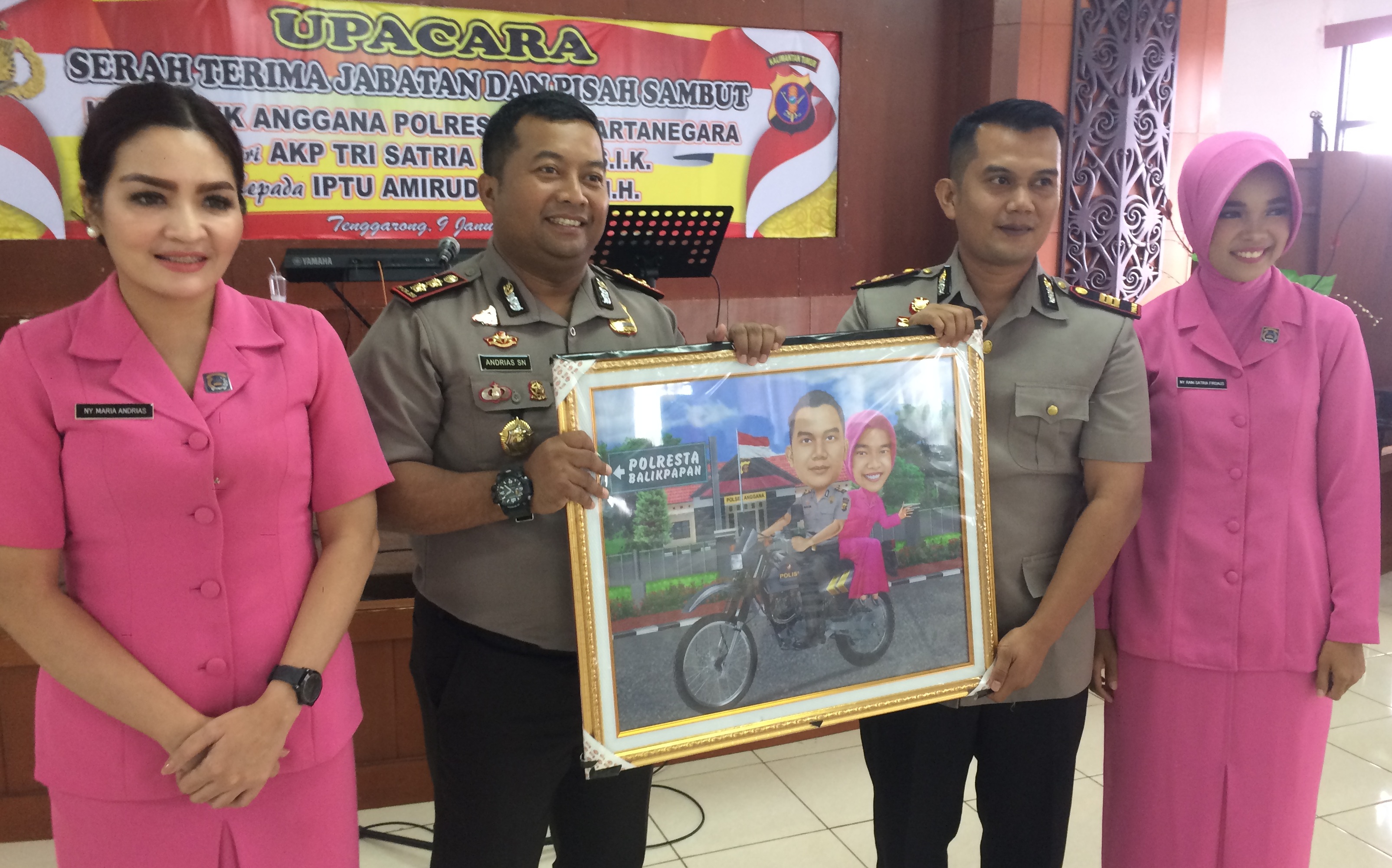 PINDAH TUGAS. Kamis (9/1) siang, Kapolres Kukar AKBP Andrias Susanto Nugroho (kedua kiri) bersama istri menyerahkan cinderamata kepada mantan Kapolsek Anggana AKP Tri Satria Firdaus yang pindah tugas ke Polresta Balikpapan. (idin/sapos)