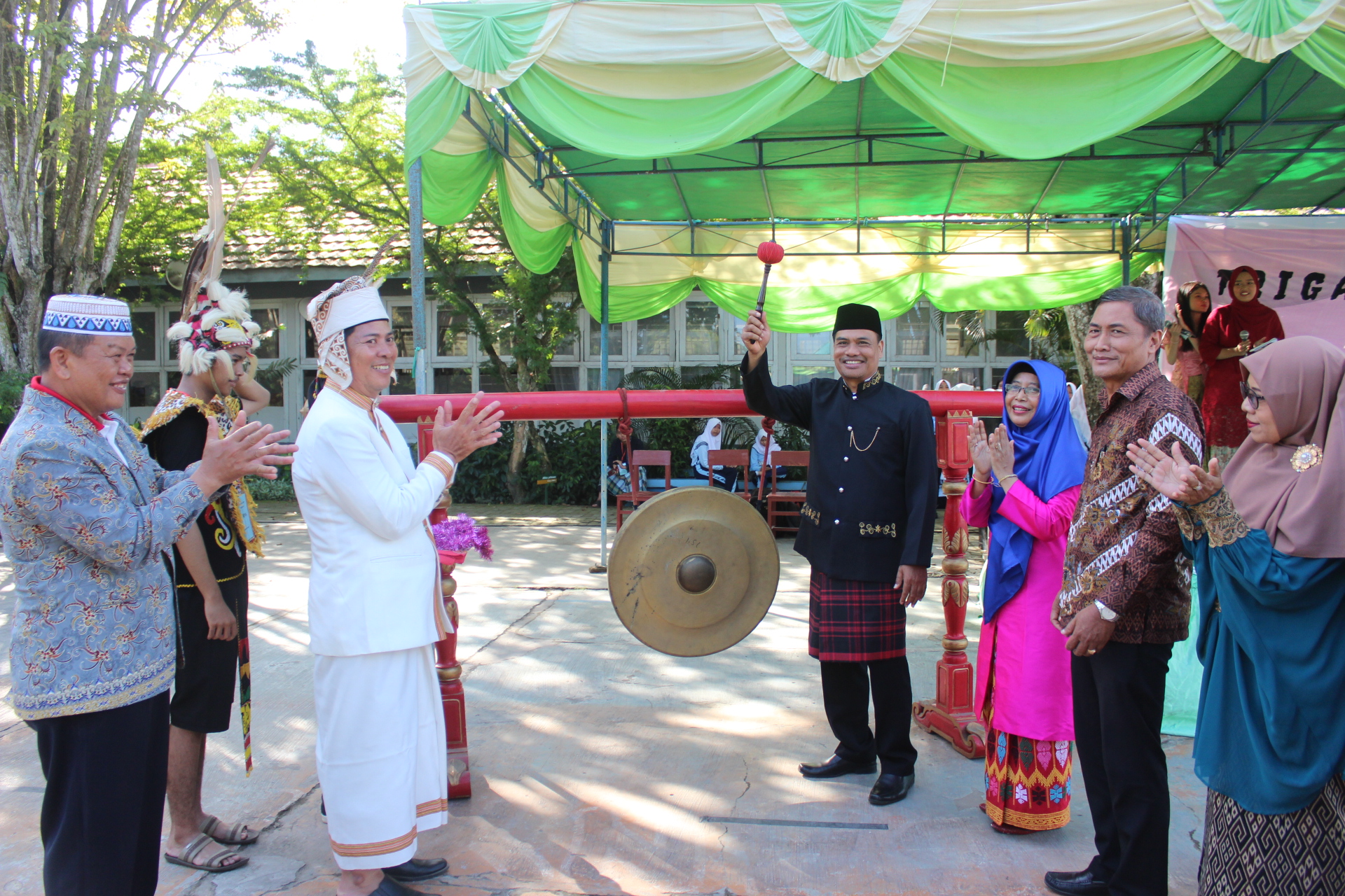 PUKUL GONG. Kepala SMAN 5 Sutrisno membuka bazar dalam rangkaian HUT SMAN 5 Samarinda.