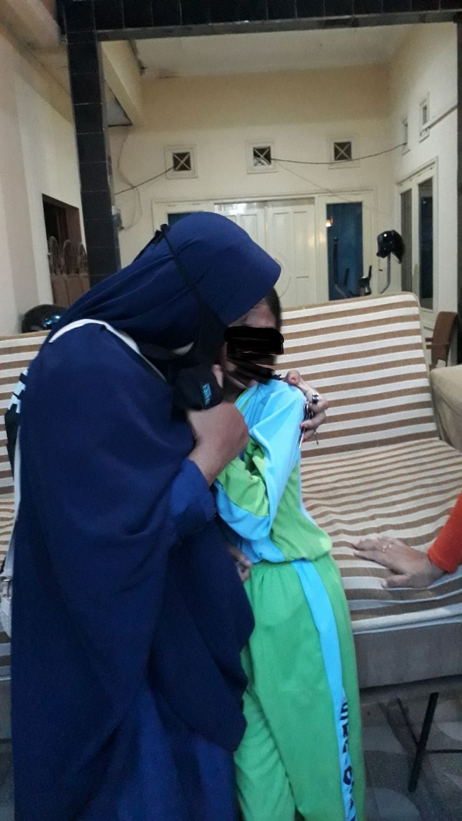 Jilan menangis lantaran baru saja menjadi korban penjambretan di Jalan Ade Irma Suryani (Eks Jalan Nuri), Kelurahan Sungai Pinang Dalam, Kecamatan sungai Pinang.