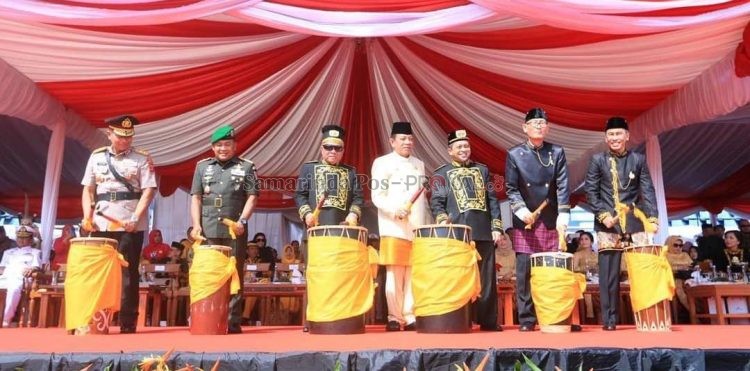 Isran dan sejumlah pejabat dalam peringatan HUT Kaltim.