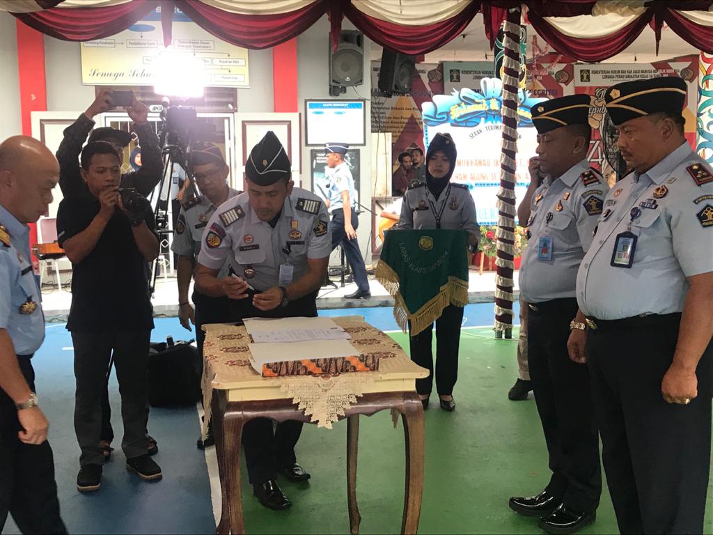 PEJABAT BARU. Sertijab M Iksan kepada Ilham Agung Setiawan disaksikan Kakanwil Kemenkumham Kaltim, Yudi Kurniadi. LINDA/SAPOS