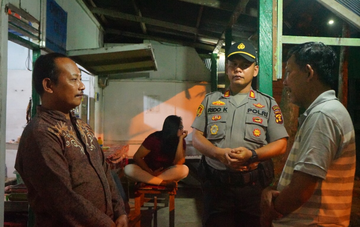 RAZIA MENDADAK. Sejumlah petugas dipimpin Kapolsek Tenggarong Seberang AKP Rido Doly Kristian, Rabu (15/1) malam, mendadak melakukan razia di sejumlah warung kopi pangku di Desa Bukit Raya atau jalur poros Tenggarong -Samarinda. (foto: ist)