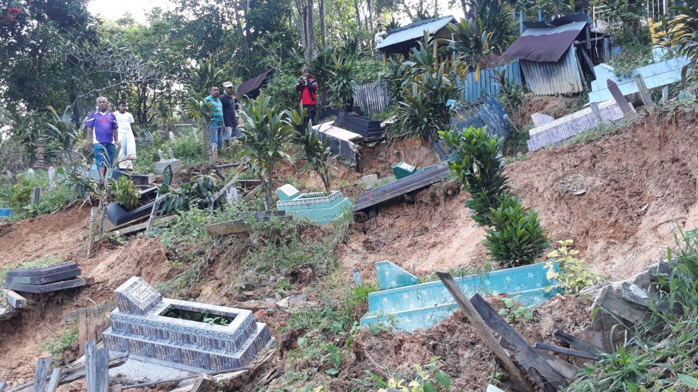 13 titik kuburan mengalami longsor.