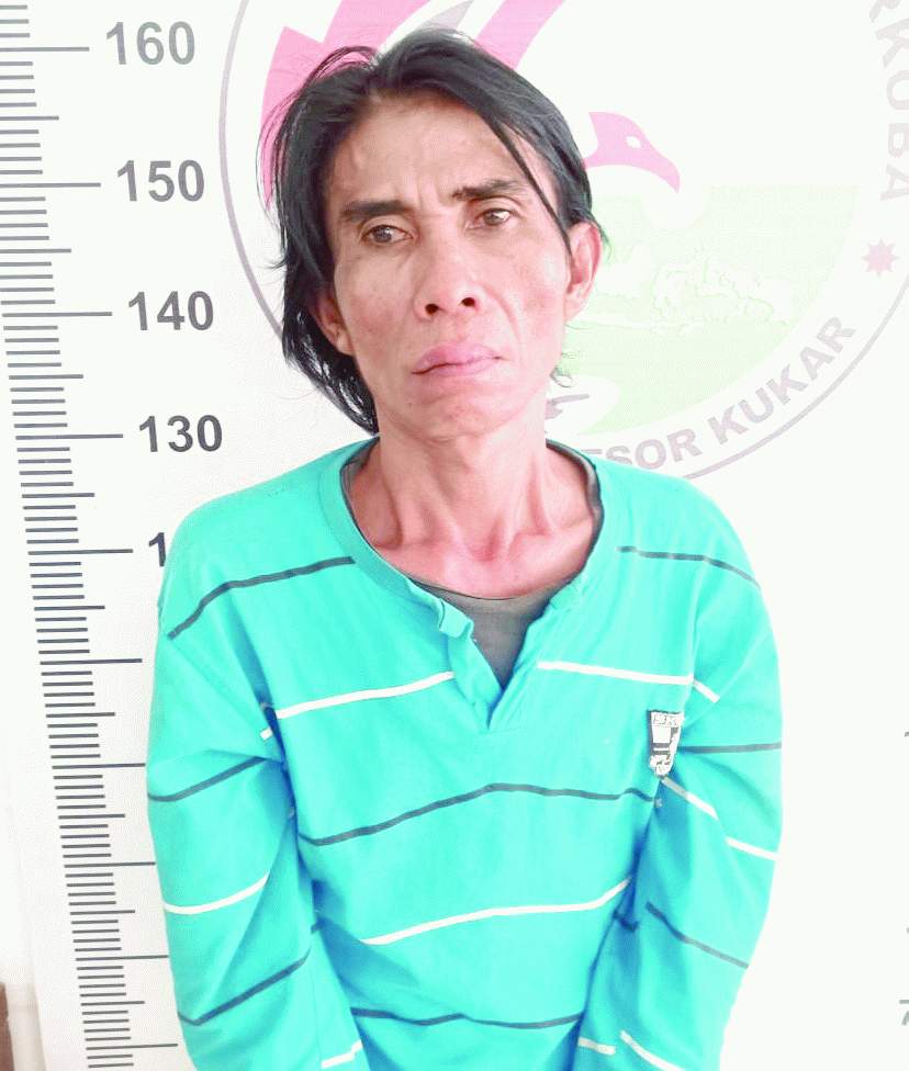 TERCIDUK LAGI. Syahriansyah alias Iyan hanya bisa meringis, lantaran tercidup petugas Sat Reskoba Polres Kukar, Jumat (17/1) pagi. Dia ditangkap akibat kedapatan mengedarkan narkoba jenis sabu. (idin/sapos) failnya kukar-syahriansyah