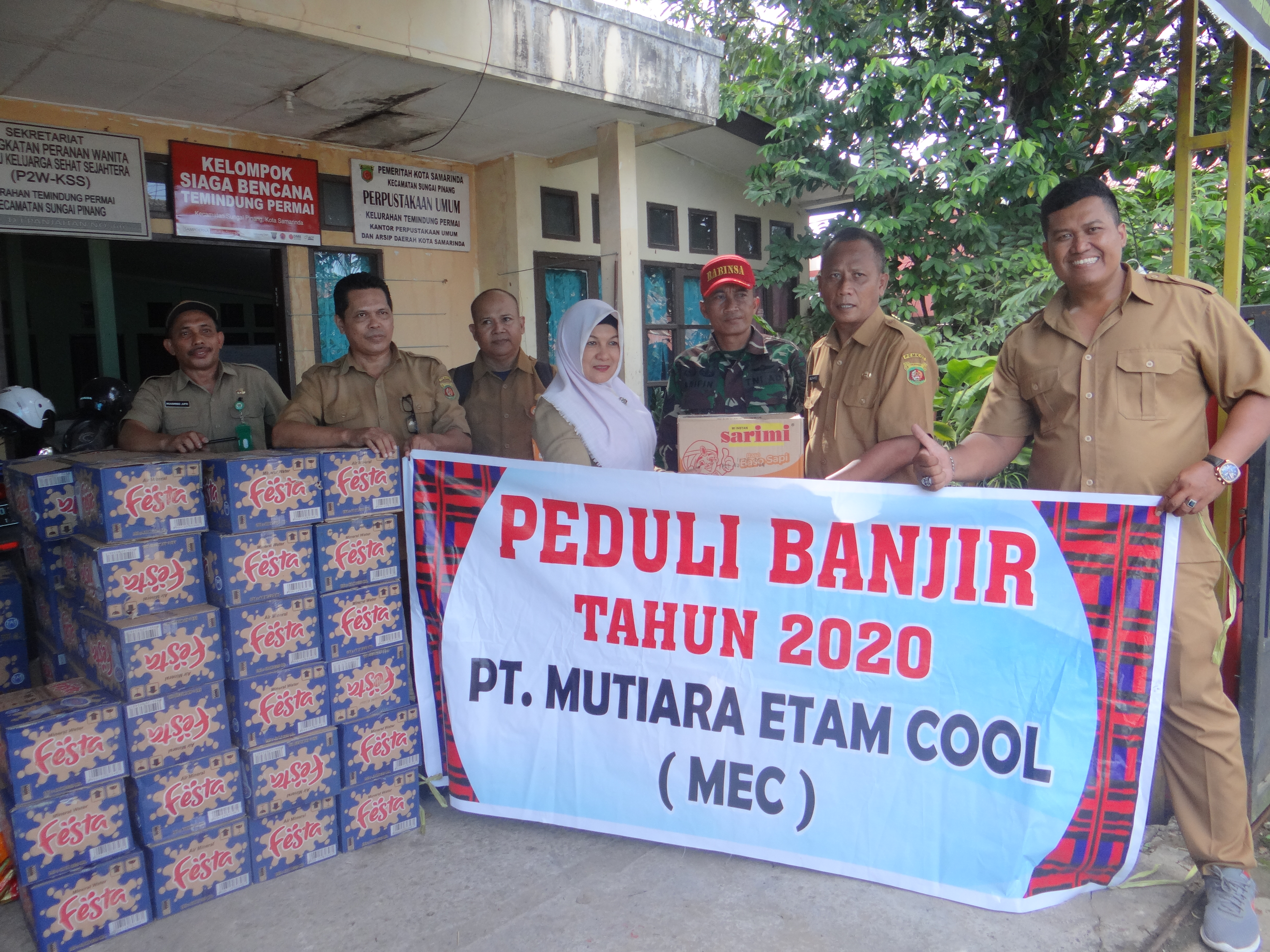 BERJIWA SOSIAL. Pihak Dinas Perdagangan Kota Samarinda menyalurkan bantuan kepada para korban musibah banjir. (ANTO)