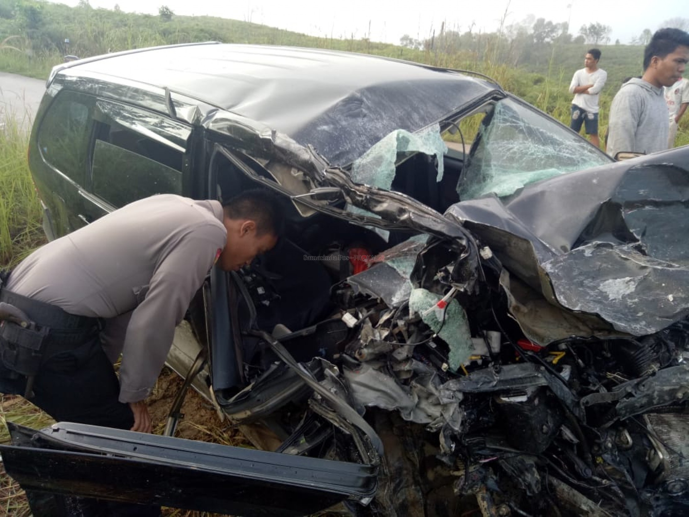 Kondisi Avanza yang bertabrakan dengan mobil travel.