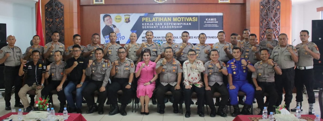BANGUN MOTIVASI. Kapolres AKBP Andrias Susanto Nugroho dan Ketua Bhayangkari Cabang Polres Kukar, Ny Maria Andrias berfoto bersama para Kasat dan Kapolsek, menjelang pembukaan Pelatihan Motivasi Kerja dan Kepemimpinan Servant Leadership, berlangsung Kamis