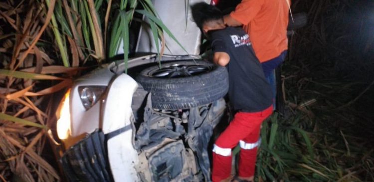 Relawan mengevakuasi korban dan mobil yang jatuh ke jurang.