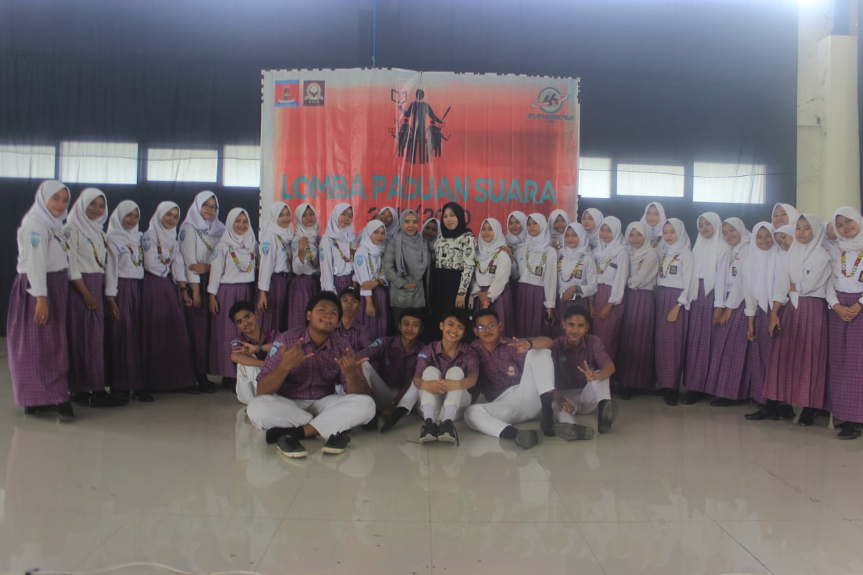 BERPRESTASI. Para anggota paduan suara Gita Labbaika Choir saat sebelum dan sesudah tampil. Tampak pembina, Lita, berada di tengah-tengah