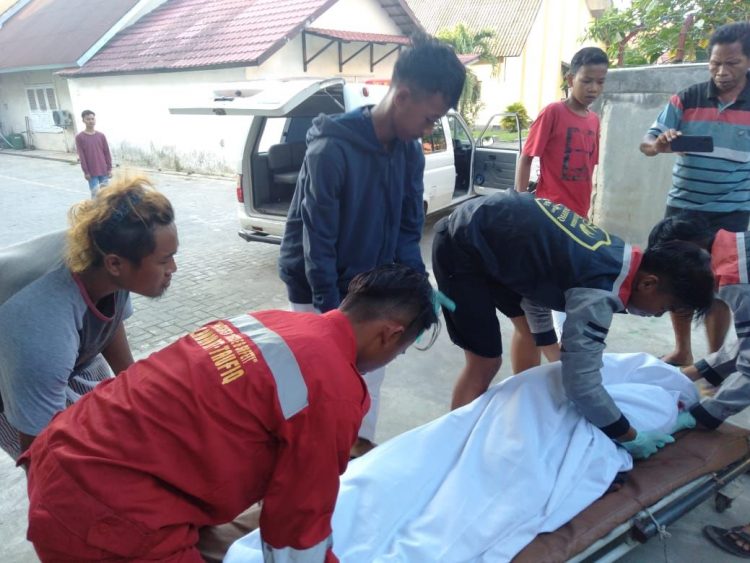 Korban saat dievakuasi.