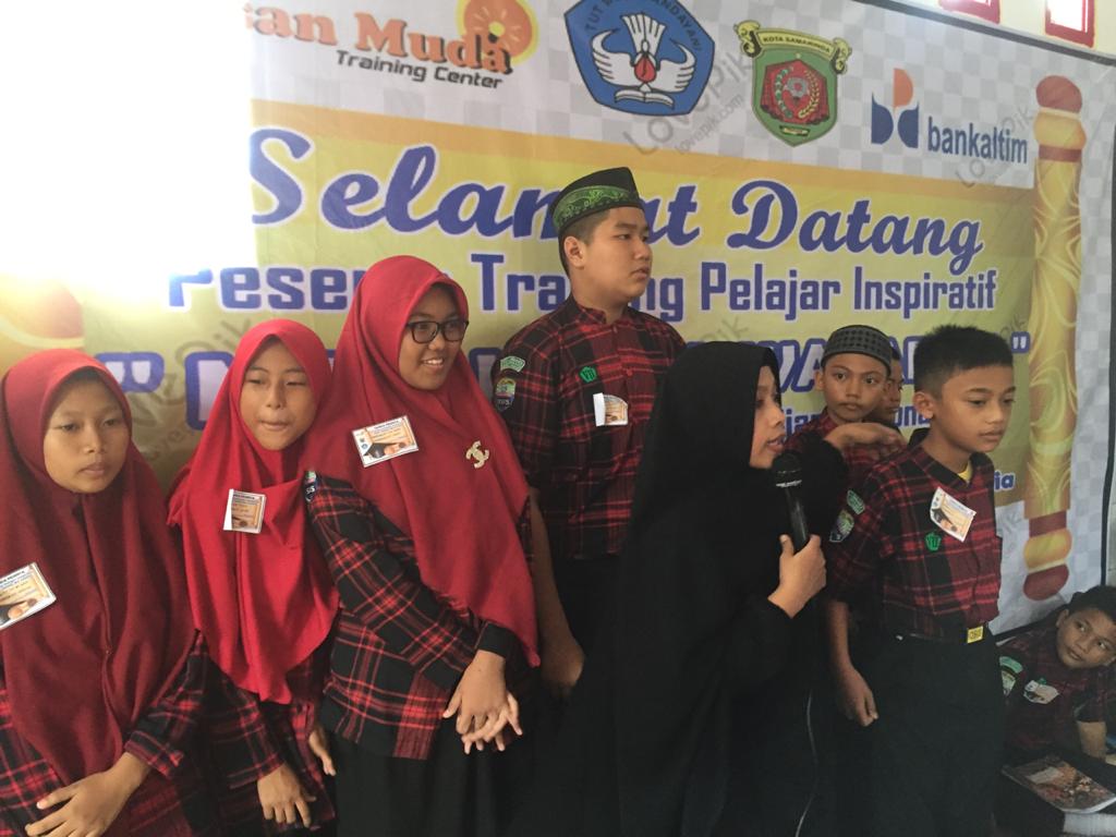 MENCETAK KARAKTER. Para pelajar MTs Labbaika mengikui seminar motivasi. Dalam kesempatan ini pihak yayasan  mengundang motivator dan trainer pendidikan asal Banjarmasin bernama Andi Haswida Anhas MC. (IST)
