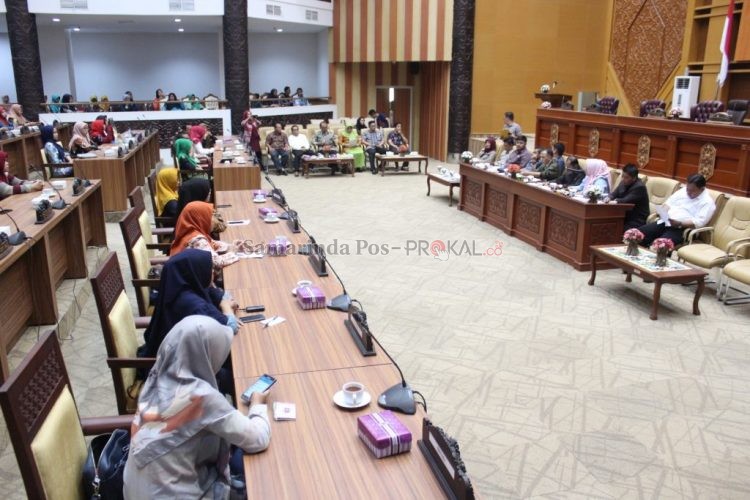 Sejumlah perwakilan guru honorer saat pertemuan di DPRD Samarinda beberapa waktu lalu.