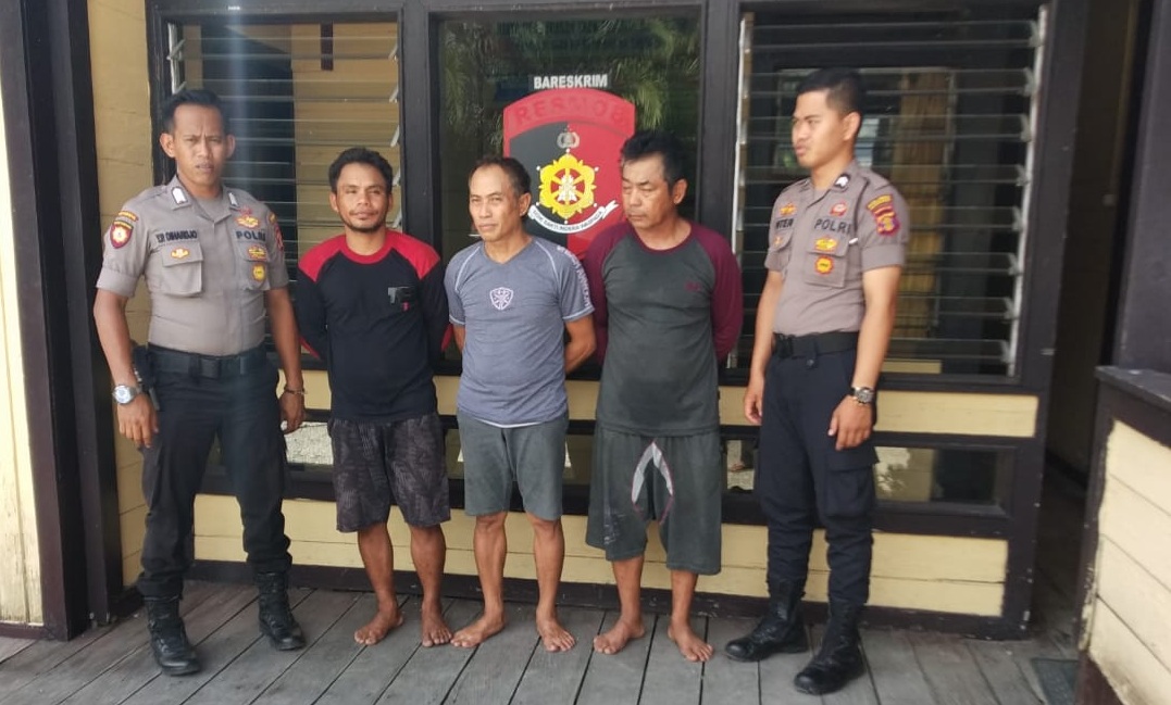 SASAR PEDALAMAN. Akibat mengedarkan narkoba jenis sabu, Silas, Iman dan Tono diringkus petugas Polsek Kembang Janggut pada Selasa (28/1) siang. IDN/SAPOS