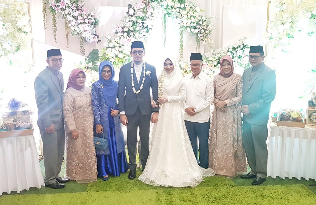 INOVASI DISDUKCAPIl. KK, KTP-el dan buku nikah diserahkan dalam acara pernikahan putra Sekda Kota Samarinda Sugeng Chairuddin di Islamic Center, disaksikan Wakil Gubernur  H Hadi Mulyadi dan Walikota Samarinda H Syahrie Jaang.