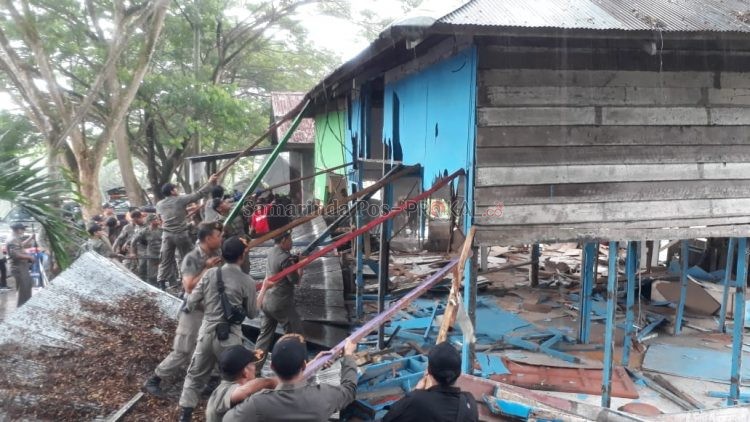Satpol PP membongkar warung esek esek.
