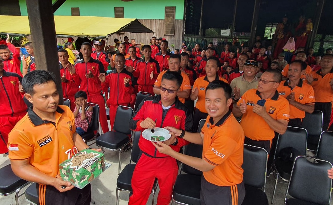 OLAHRAGA BERSAMA. Kapolsek Samboja Iptu Reza menyerahkan potongan kue kepada Danki Kavaleri 13/Macan Tutul Cakti, Kapten Kav Wahyu yang memperingati HUT Kavaleri ke-70, Minggu (9/2) pagi. Kegiatan itu dilanjutkan olahraga bersama Polsek Samboja dengan TNI