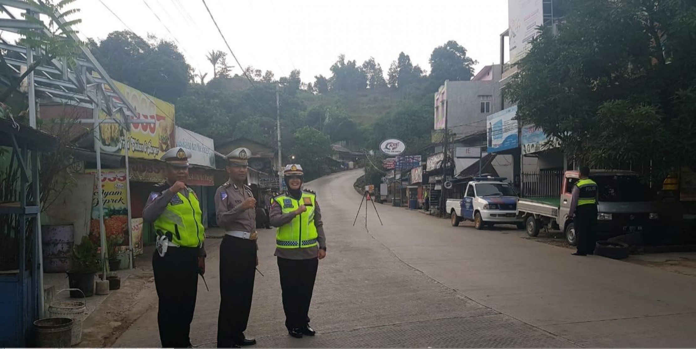 Unit Lakalantas Polresta Samarinda bersama tim Traffic Accident Analysis (TAA) Polda Kaltim melakukan olah kejadian kecelakaan beruntun di Jalan Oto Iskandardinata (Otista). Dalam proses tersebut, polisi mengambil video 3D scanner untuk mengetahui kronolo